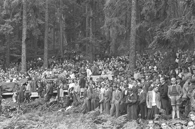 Rennsportbegeisterte Zuschauer verfolgen das Ruhestein-Bergrennen 1946.